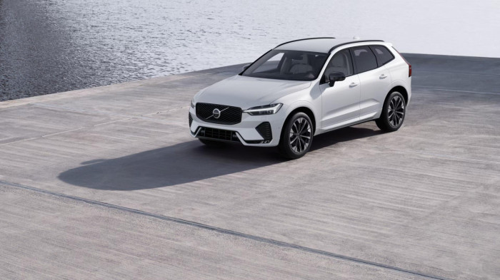 Volvo XC60 B5 AWD AUT DARK PLUS na operativní leasing