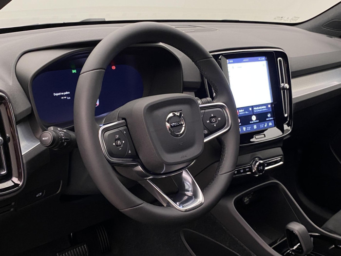 Volvo XC40 B4 AUT DARK PLUS na operativní leasing
