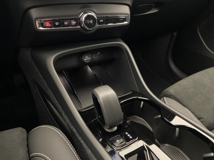 Volvo XC40 B4 AUT DARK PLUS na operativní leasing