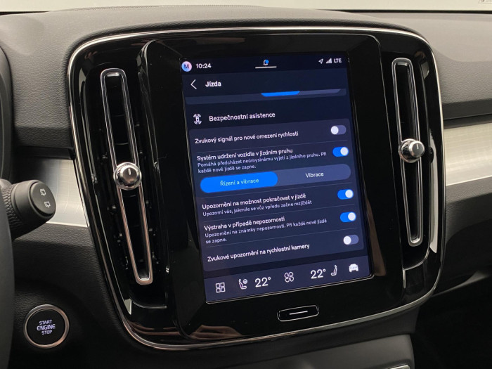 Volvo XC40 B3 AUT DARK PLUS na operativní leasing