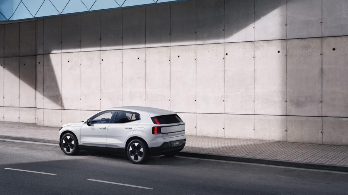 Volvo EX30 P5 LONG RANGE ELETRIC PLUS na operativní leasing