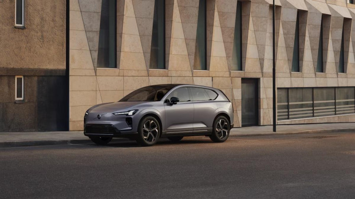 Volvo EX60 PURE ELECTRIC PLUS na operativní leasing