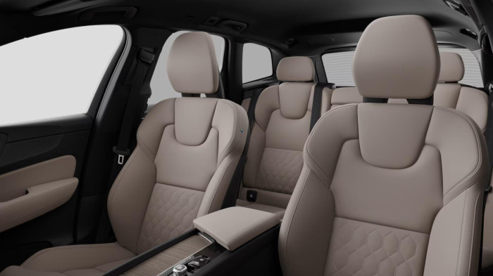 Volvo XC60 B5 AWD AUT DARK PLUS na operativní leasing