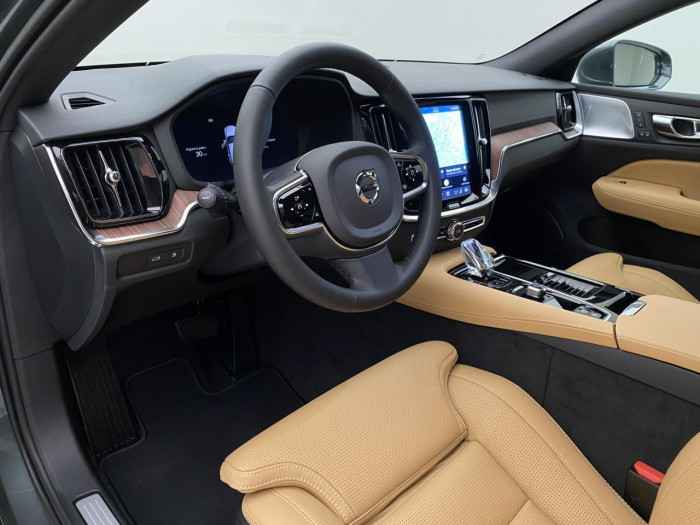 Volvo V60 T6 AWD Plug-in BRIGHT PLUS na operativní leasing
