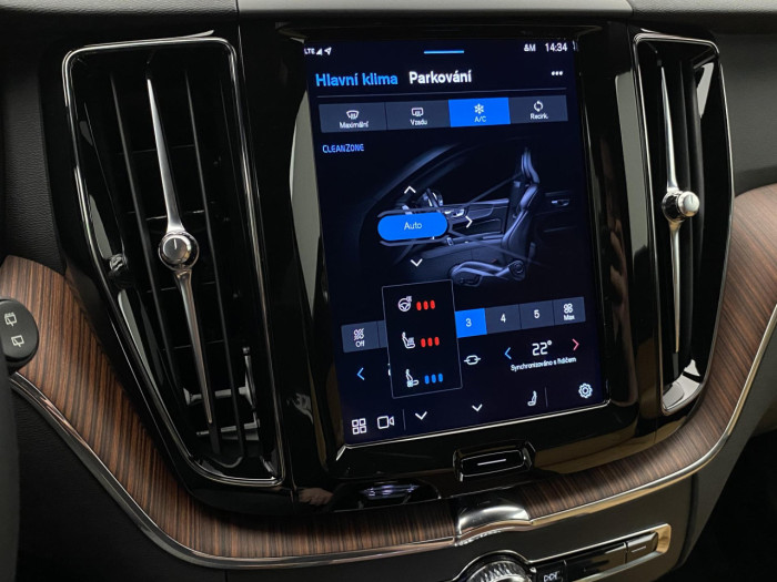 Volvo XC60 B5 AWD AUT DARK PLUS na operativní leasing