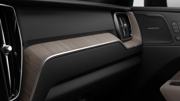 Volvo XC60 B5 AWD AUT DARK PLUS na operativní leasing