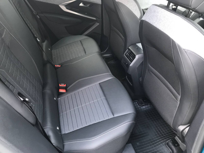 Peugeot 3008 ALLURE Hybrid e-DCS6 1,2 / 107kW na operativní leasing