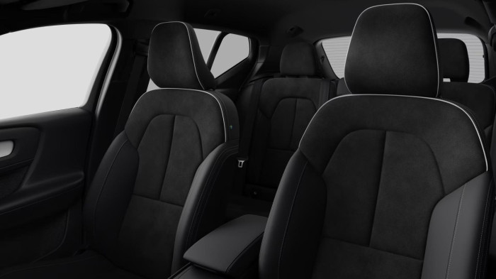 Volvo XC40 B3 AUT DARK PLUS na operativní leasing