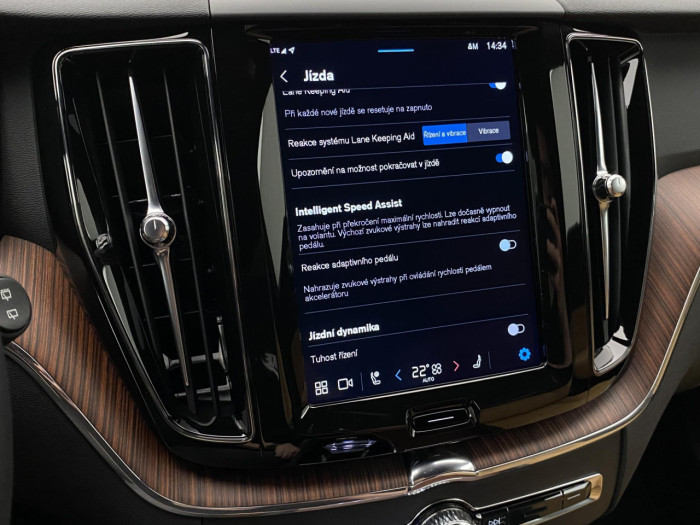 Volvo XC60 B5 AWD AUT DARK PLUS na operativní leasing