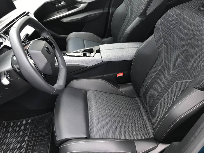 Peugeot 3008 ALLURE Hybrid e-DCS6 1,2 / 107kW na operativní leasing