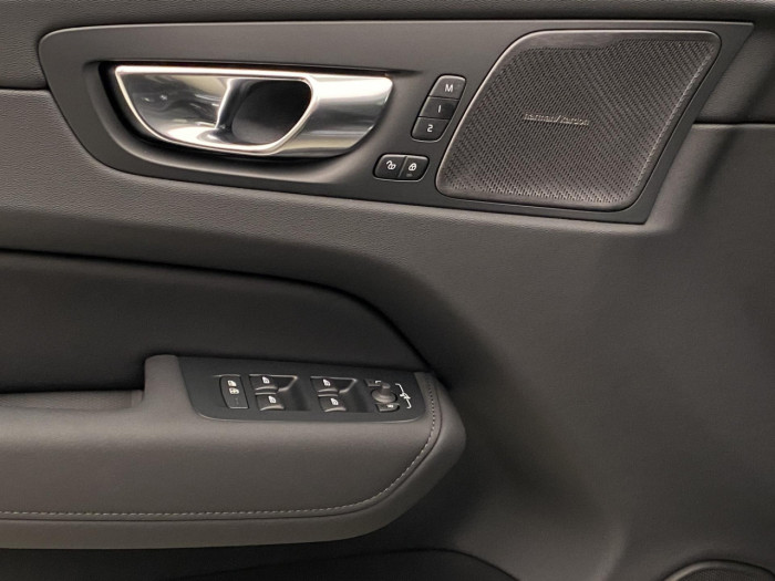 Volvo XC60 T6 AWD AUT PLUS BLACK EDITION na operativní leasing