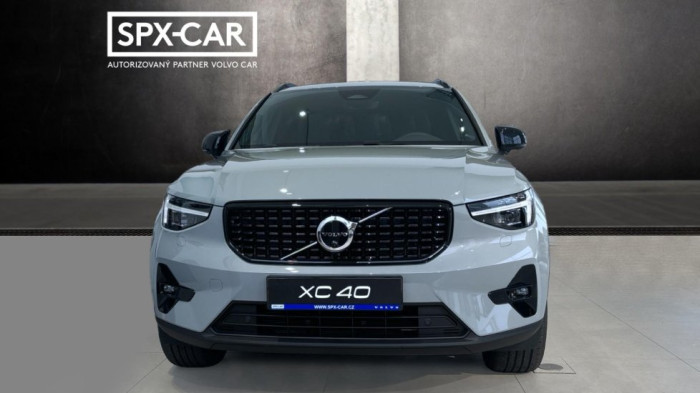 Volvo XC40 PLUS DARK, B4 FWD, 145+10 kW / 197+14 HP na operativní leasing