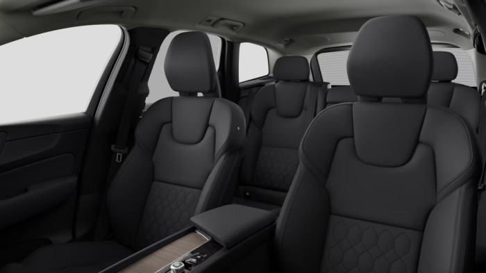 Volvo XC60 B5 AWD AUT DARK PLUS na operativní leasing