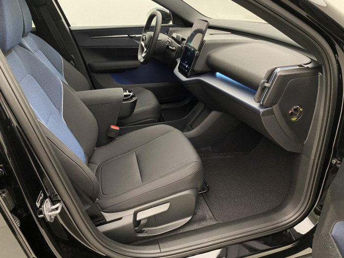 Volvo EX30 BLACK EDITION P5 ELETRIC PLUS na operativní leasing