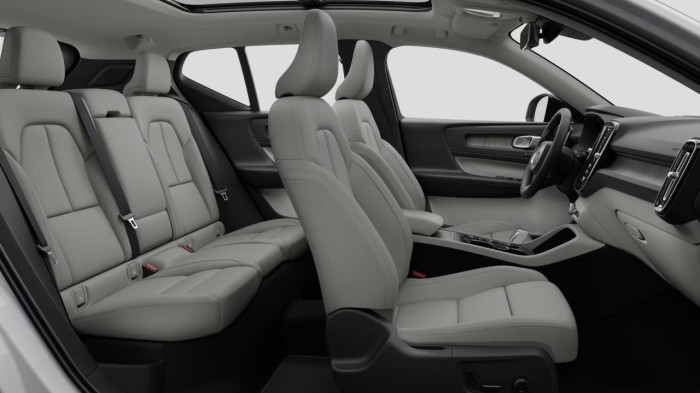Volvo XC40 B3 AUT DARK PLUS na operativní leasing