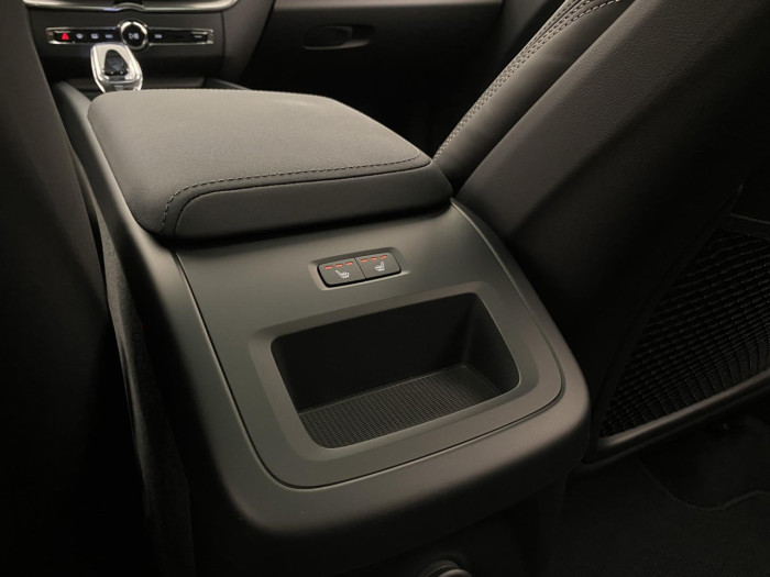 Volvo XC60 T6 AWD AUT PLUS BLACK EDITION na operativní leasing