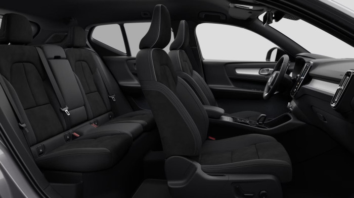 Volvo XC40 B3 AUT DARK PLUS na operativní leasing