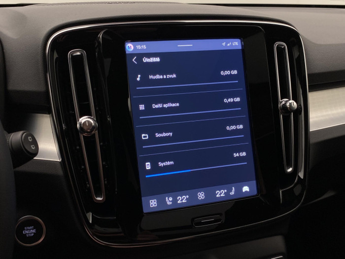 Volvo XC40 B4 AUT DARK PLUS na operativní leasing
