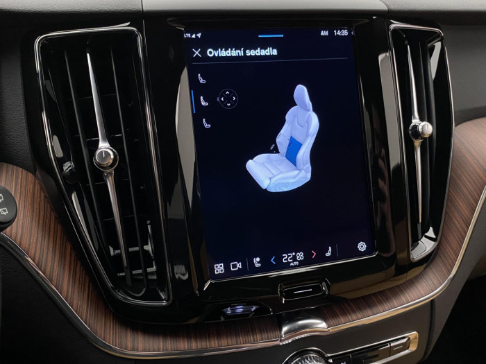 Volvo XC60 B5 AWD AUT DARK PLUS na operativní leasing