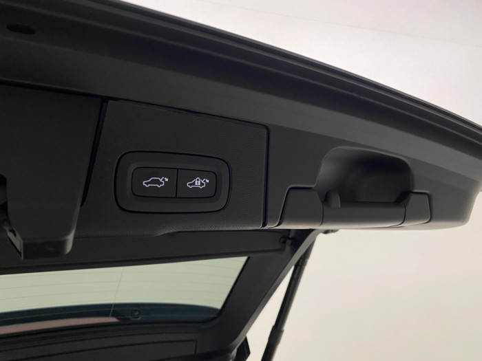 Volvo XC60 T6 AWD AUT PLUS BLACK EDITION na operativní leasing