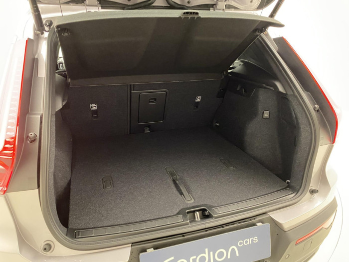 Volvo XC40 B4 AUT DARK PLUS na operativní leasing