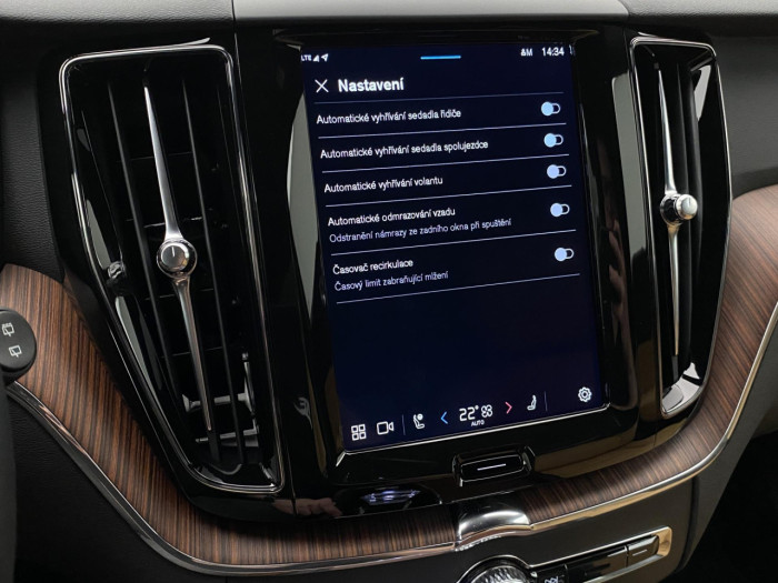 Volvo XC60 B5 AWD AUT DARK PLUS na operativní leasing