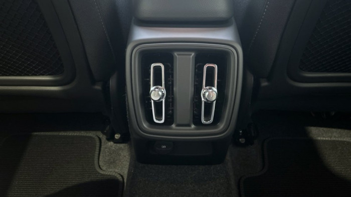 Volvo XC40 CORE, B3 FWD, 120+10 kW / 163+14 HP na operativní leasing