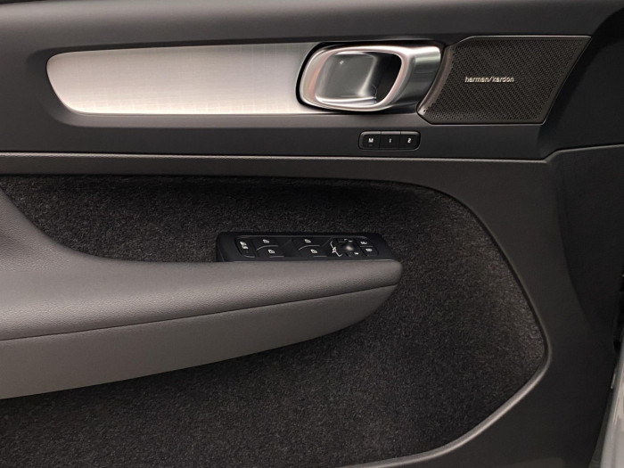 Volvo XC40 B3 AUT DARK PLUS na operativní leasing