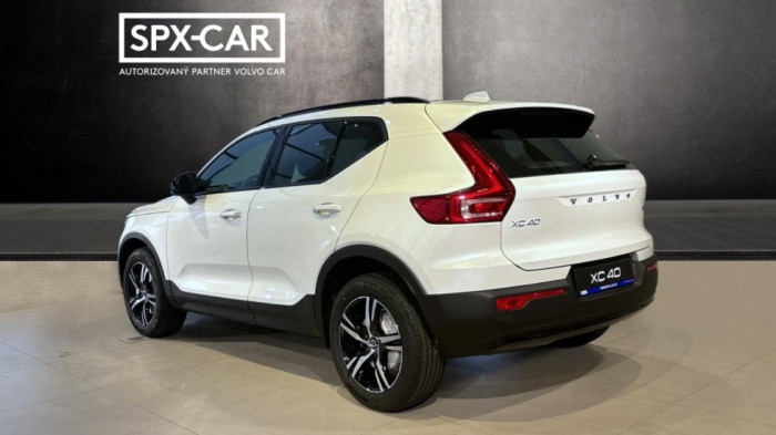 Volvo XC40 CORE, B3 FWD, 120+10 kW / 163+14 HP na operativní leasing