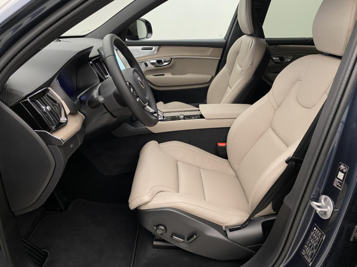 Volvo XC90 B5 AWD AUT DARK PLUS na operativní leasing