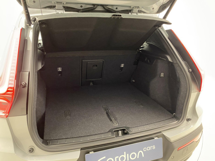 Volvo XC40 B3 AUT DARK PLUS na operativní leasing