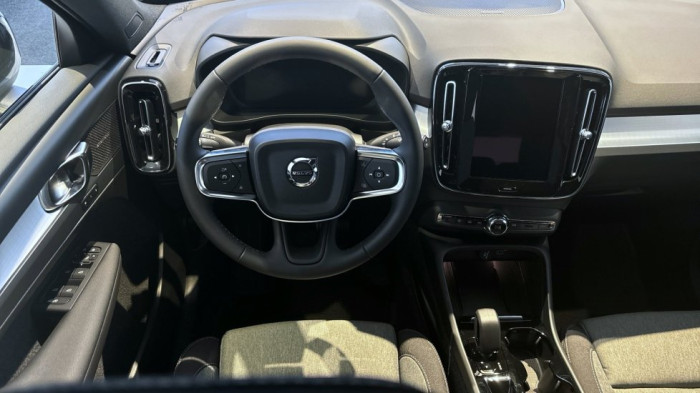 Volvo XC40 CORE, B3 FWD, 120+10 kW / 163+14 HP na operativní leasing