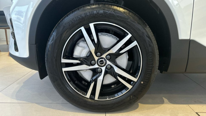 Volvo XC40 CORE, B3 FWD, 120+10 kW / 163+14 HP na operativní leasing