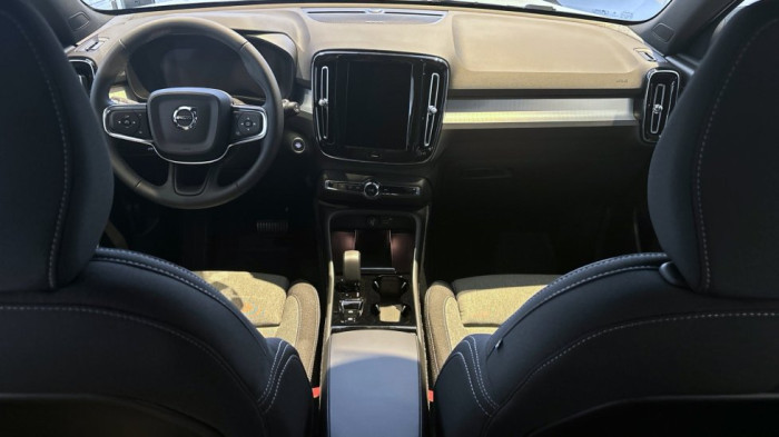 Volvo XC40 CORE, B3 FWD, 120+10 kW / 163+14 HP na operativní leasing