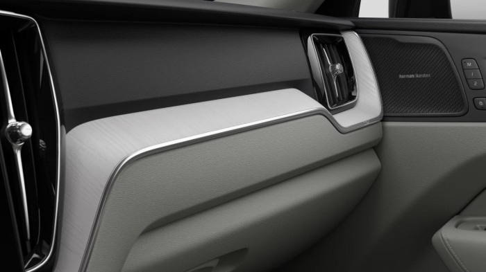 Volvo XC60 B5 AWD AUT DARK PLUS na operativní leasing