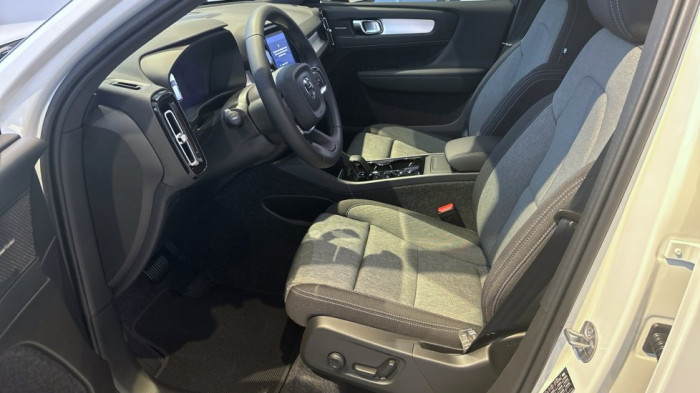 Volvo XC40 CORE, B3 FWD, 120+10 kW / 163+14 HP na operativní leasing