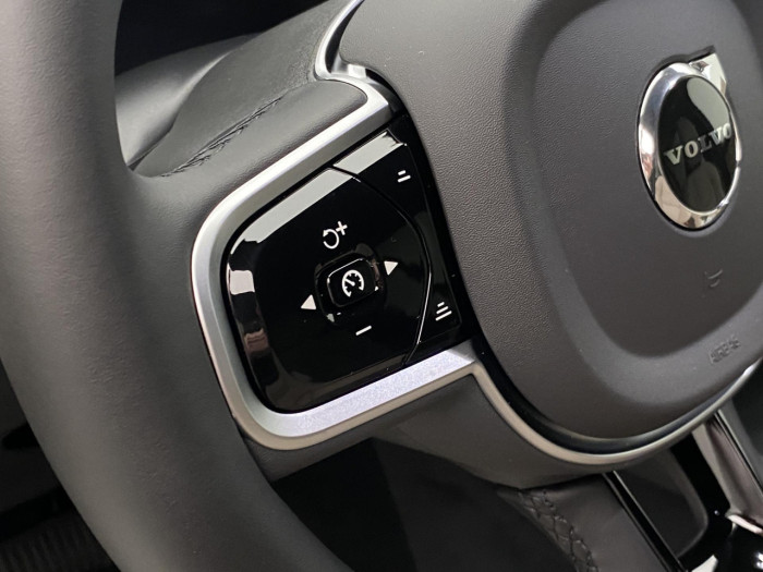 Volvo XC90 B5 AWD AUT DARK PLUS na operativní leasing